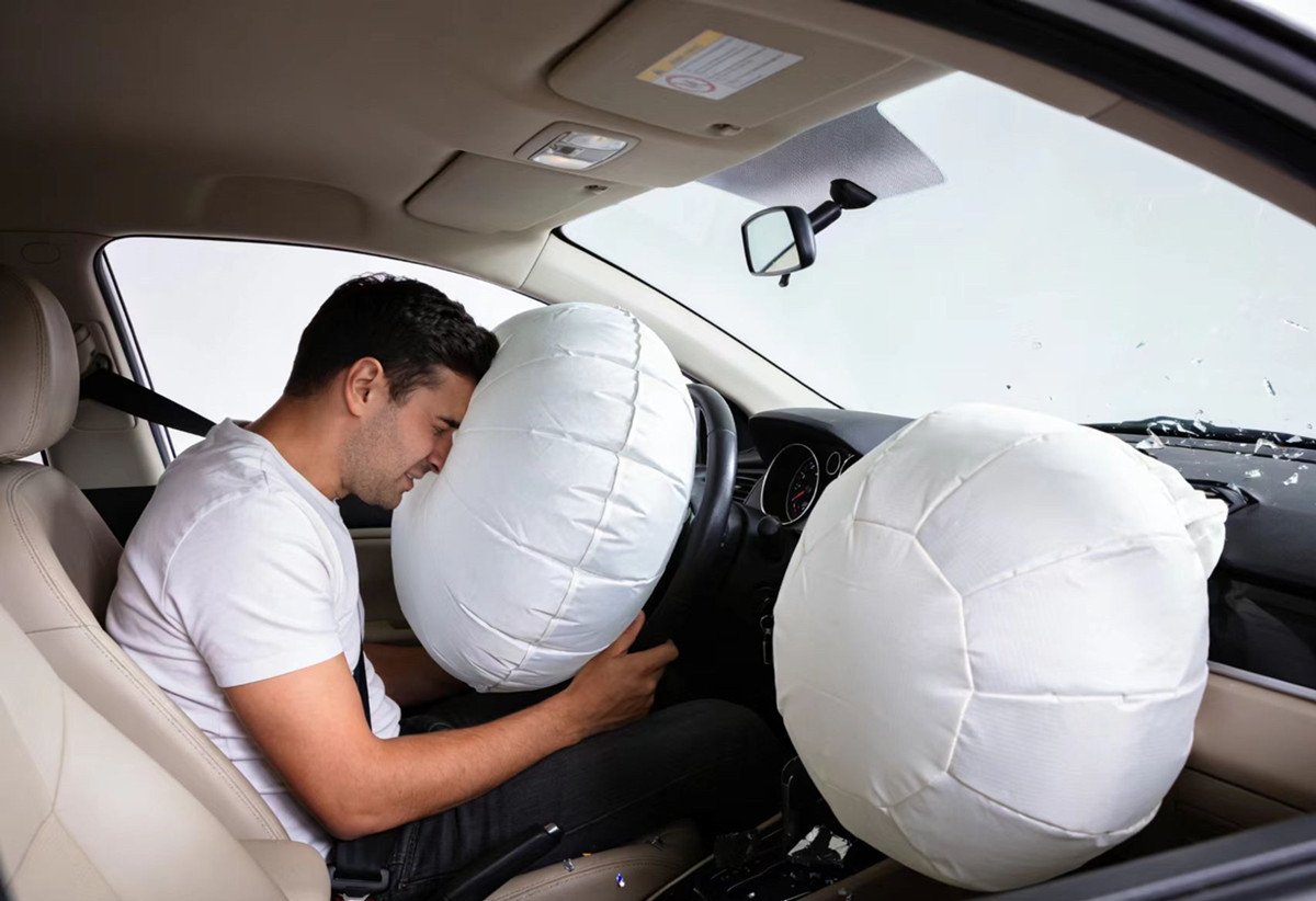Seat belt works with airbags